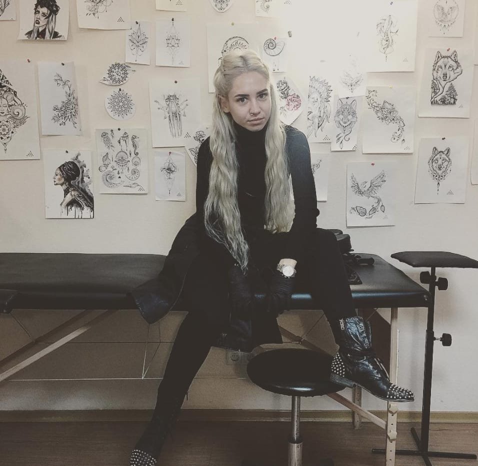 多款女性胸骨腹部上漂亮精致的装饰风格纹身图案