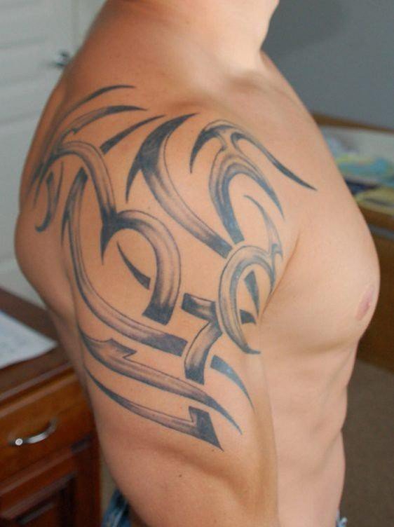 男性手大臂膀上简洁风格黑色部落图腾纹身图案