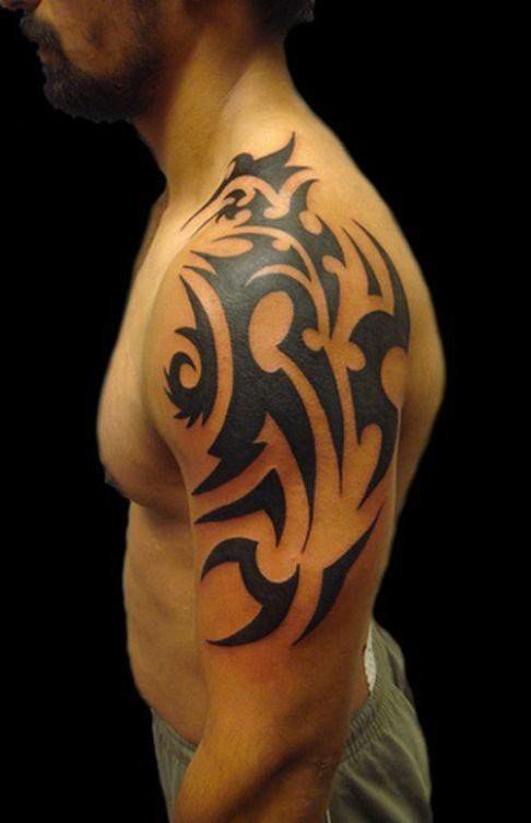 男性手大臂膀上简洁风格黑色部落图腾纹身图案