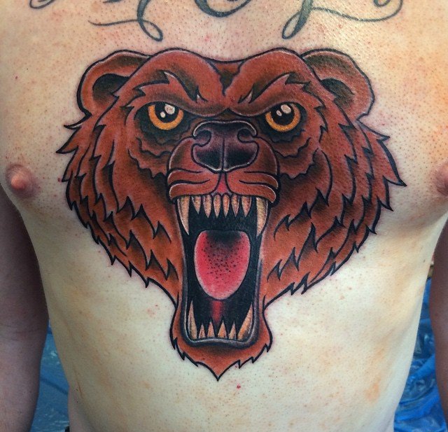 男性正面满胸愤怒的熊纹身图案