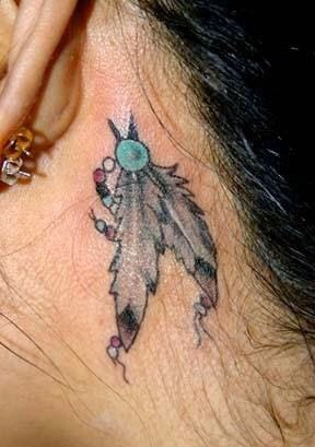 女孩耳后根上的小清新纹身图案