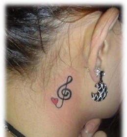 女孩耳后根上的小清新纹身图案