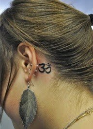 女孩耳后根上的小清新纹身图案