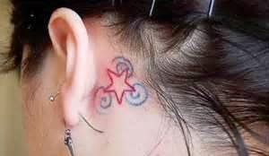 女孩耳后根上的小清新纹身图案