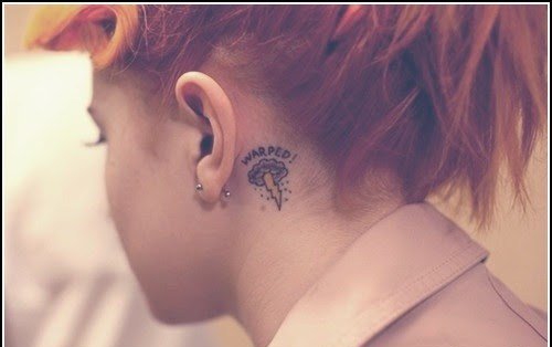 女孩耳后根上的小清新纹身图案