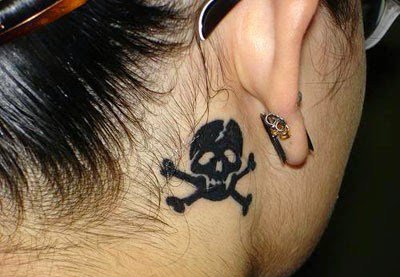 女孩耳后根上的小清新纹身图案