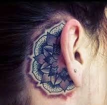 女孩耳后根上的小清新纹身图案