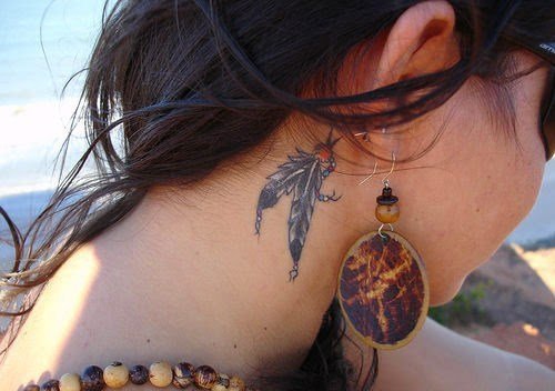 女孩耳后根上的小清新纹身图案