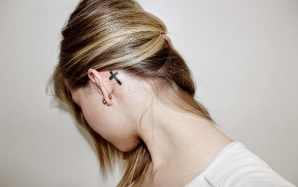 女孩耳后根上的小清新纹身图案