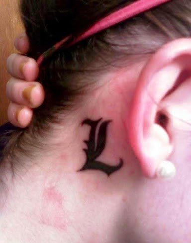 女孩耳后根上的小清新纹身图案