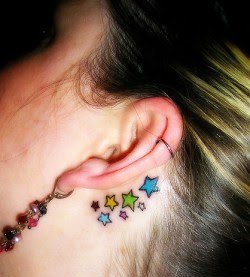 女孩耳后根上的小清新纹身图案