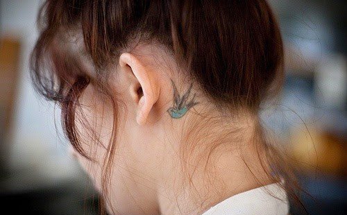 女孩耳后根上的小清新纹身图案