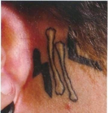 女孩耳后根上的小清新纹身图案