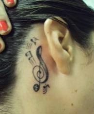 女孩耳后根上的小清新纹身图案