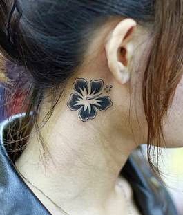 女孩耳后根上的小清新纹身图案