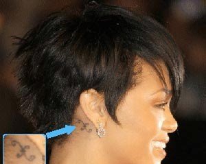 女孩耳后根上的小清新纹身图案