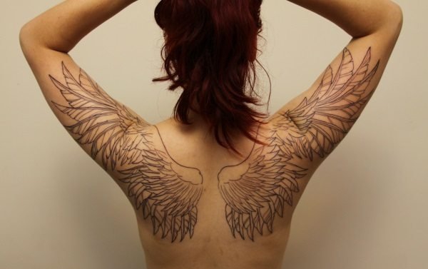 女性背部漂亮的天使翅膀纹身图案