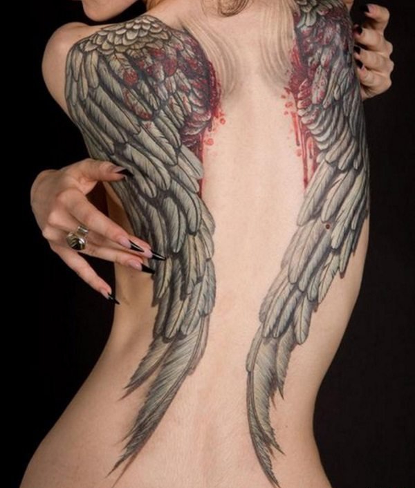 女性背部漂亮的天使翅膀纹身图案