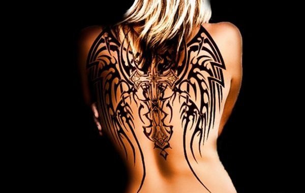 女性背部漂亮的天使翅膀纹身图案