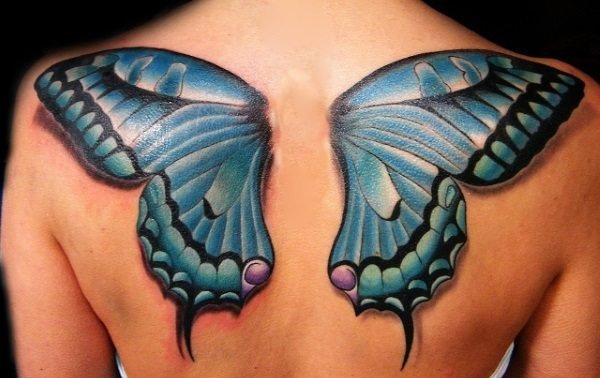 女性背部漂亮的天使翅膀纹身图案