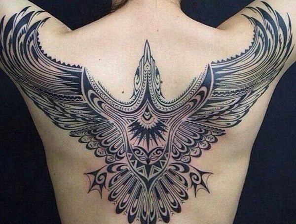 女性背部漂亮的天使翅膀纹身图案