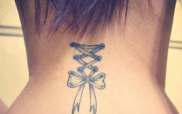 女性背部时尚前卫的背部紧身内衣设计纹身图案