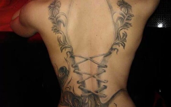 女性背部时尚前卫的背部紧身内衣设计纹身图案