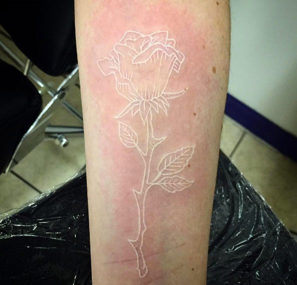 女性的精致的白色玫瑰花隐形纹身图案