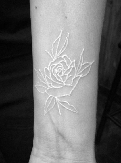 女性的精致的白色玫瑰花隐形纹身图案