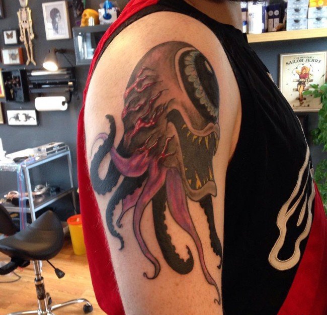 女性身上漂亮的大章鱼纹身图案
