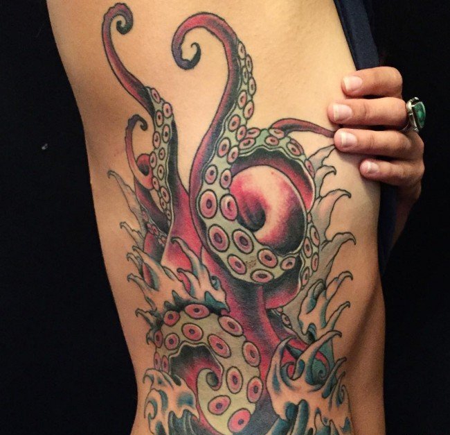 女性身上漂亮的大章鱼纹身图案