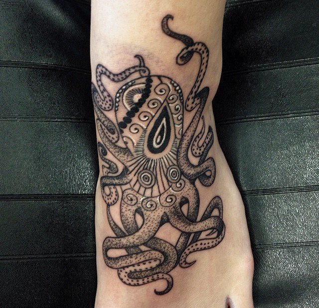 女性身上漂亮的大章鱼纹身图案