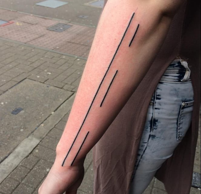 很简单的黑色几何直线纹身图案