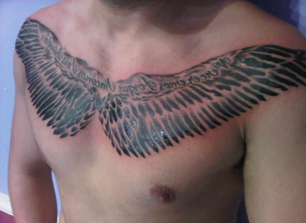 满胸漂亮的天使翅膀纹身图案