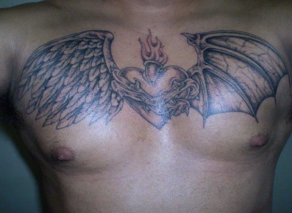 满胸漂亮的天使翅膀纹身图案