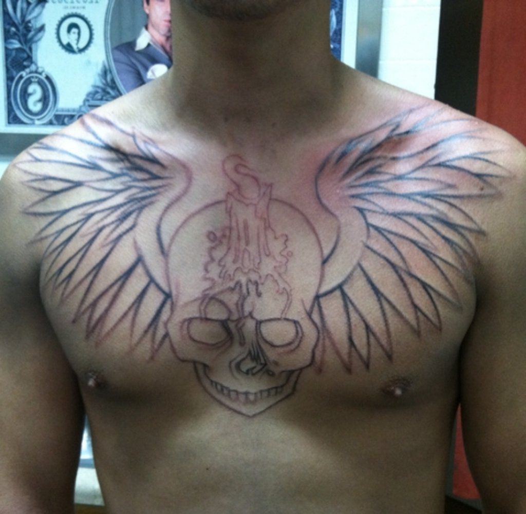 满胸漂亮的天使翅膀纹身图案