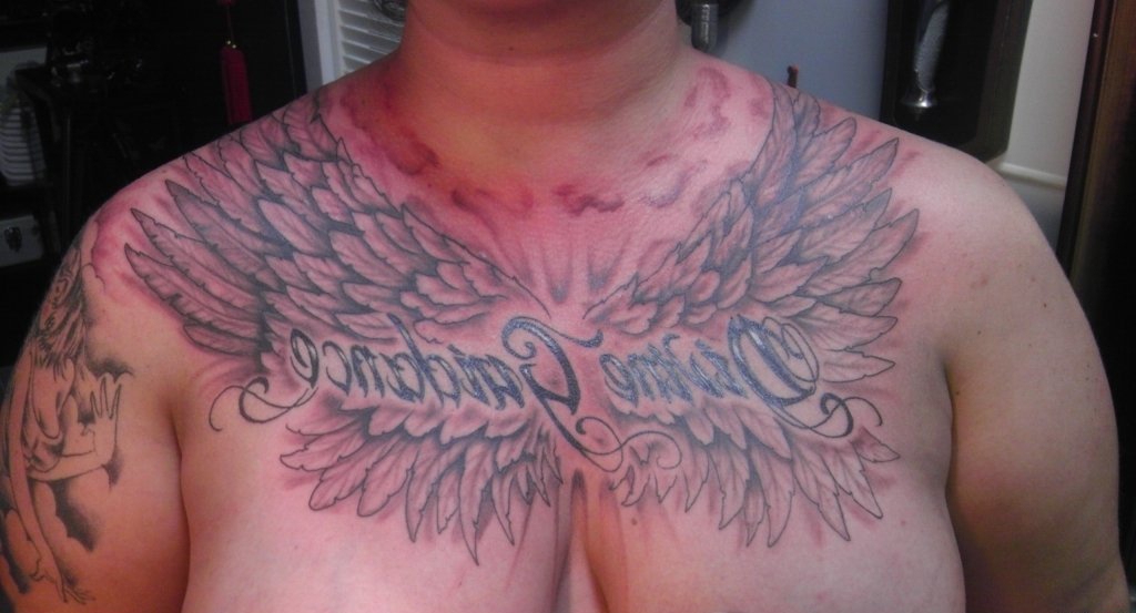 满胸漂亮的天使翅膀纹身图案