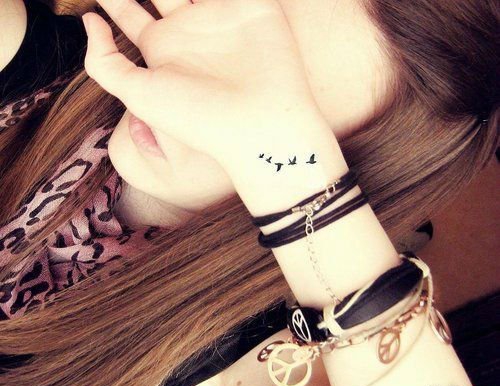 女性个性时尚的黑色小鸟儿纹身图案