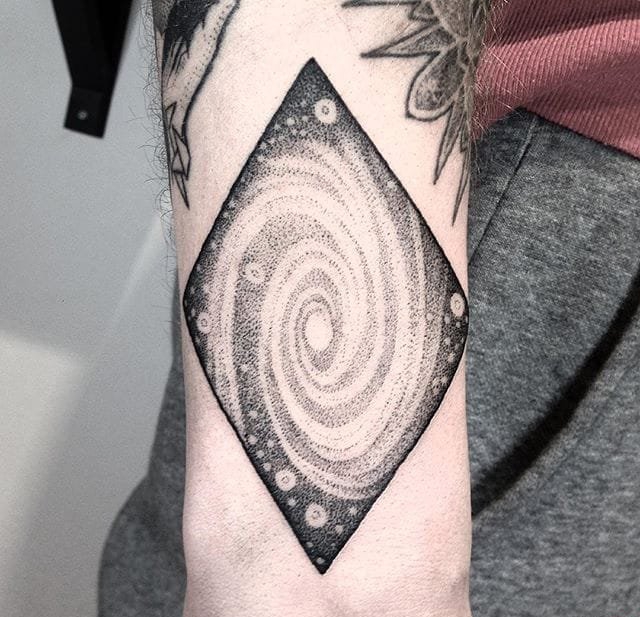 奇妙的黑色的几何点刺纹身图案