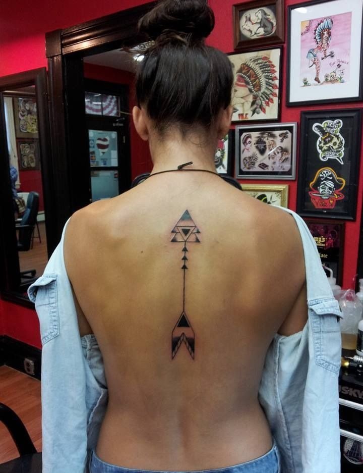 15款女性身上简单的弓箭纹身图案