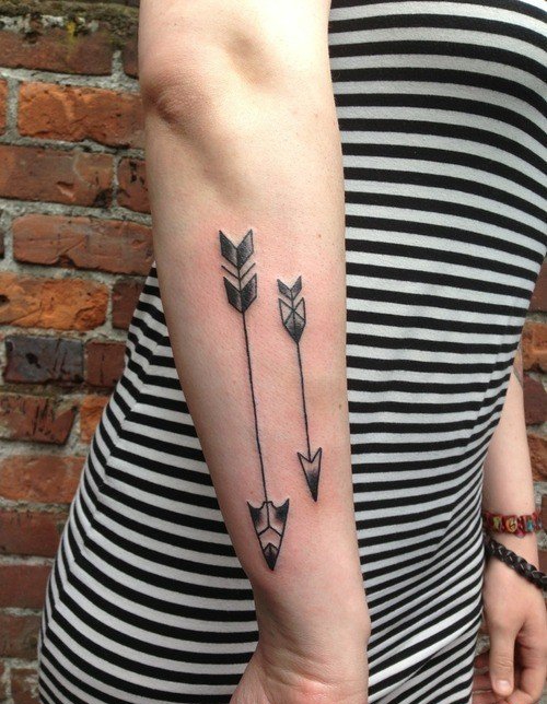 15款女性身上简单的弓箭纹身图案