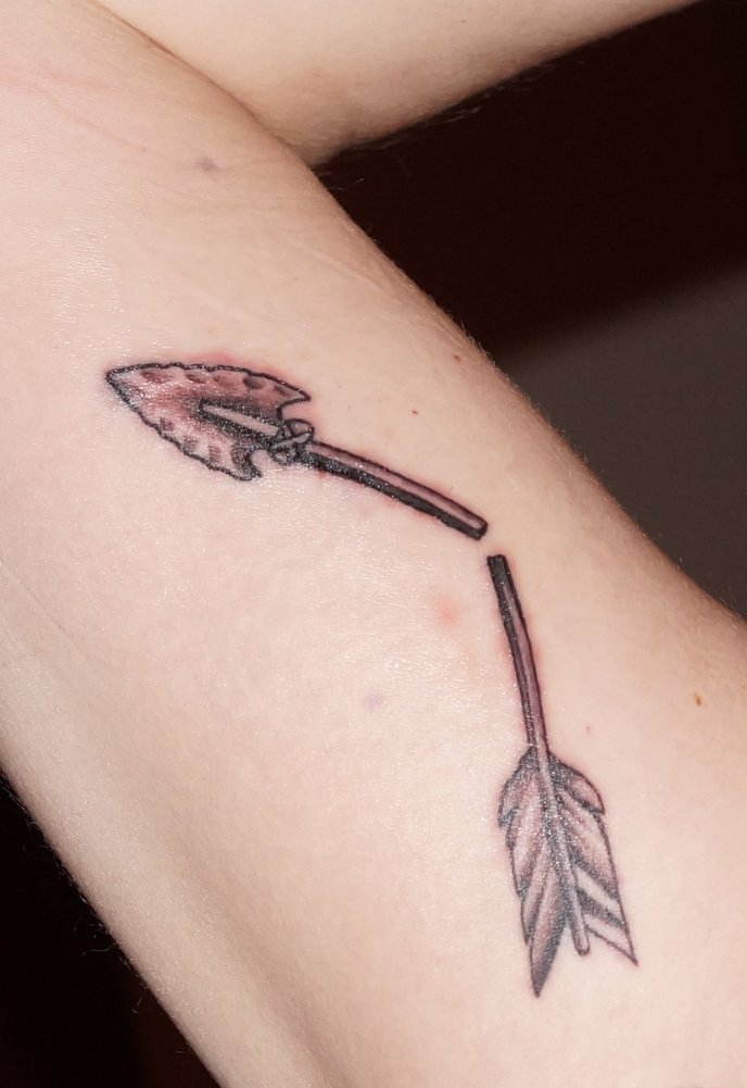 15款女性身上简单的弓箭纹身图案