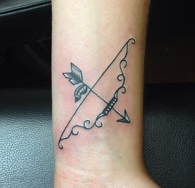 15款女性身上简单的弓箭纹身图案