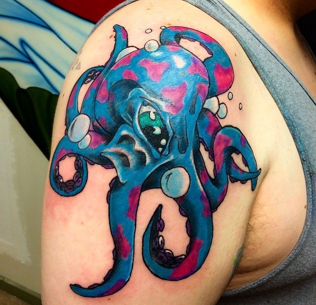 缠绕在肩膀上的漂亮章鱼纹身图案