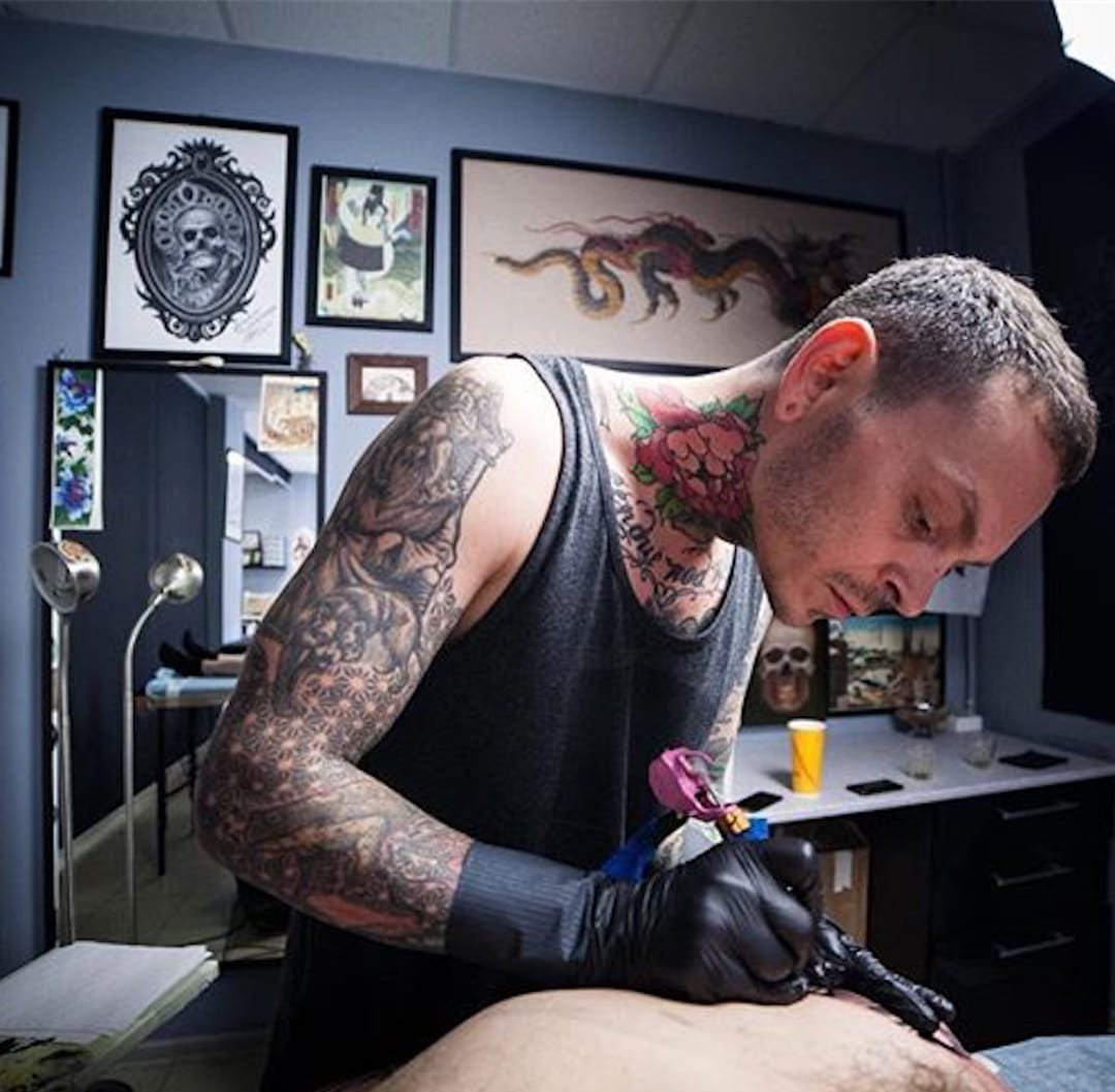 充满活力的彩色花朵纹身图案来自于纹身师Artemy Neumoin