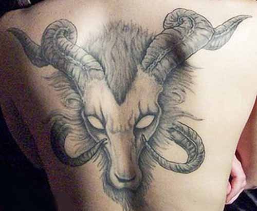 男人背上愤怒的山羊纹身图案