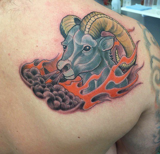 男人背上愤怒的山羊纹身图案