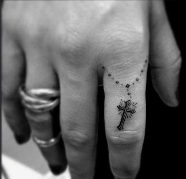 女孩手指关节清新的小纹身图案