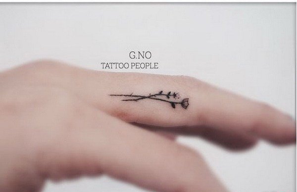 女孩手指关节清新的小纹身图案