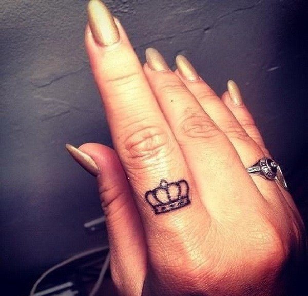 女孩手指关节清新的小纹身图案